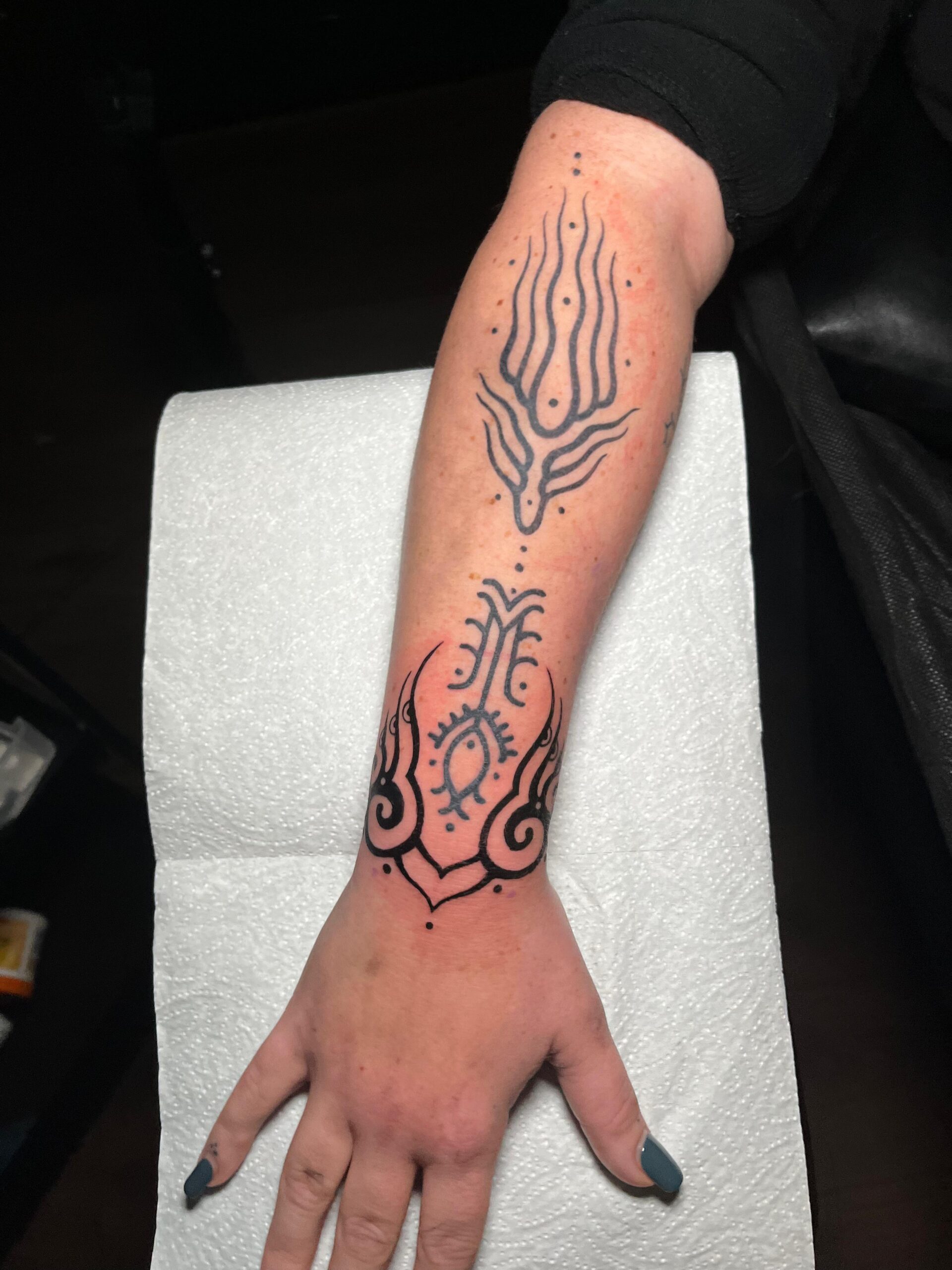 Tatuaje ornamental con detalles simétricos y finos, realizado en Golden Tears Tattoo Barcelona