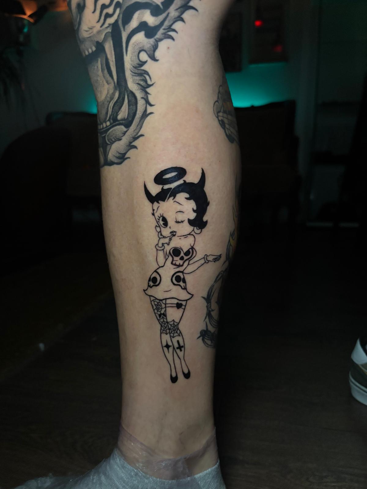 Tatuaje blackwork detallado y oscuro, estilo potente y volumétrico