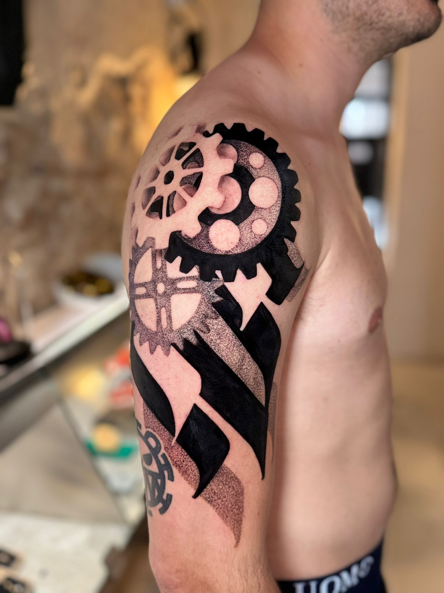 Tatuaje ornamental con detalles simétricos y finos, realizado en Golden Tears Tattoo Barcelona