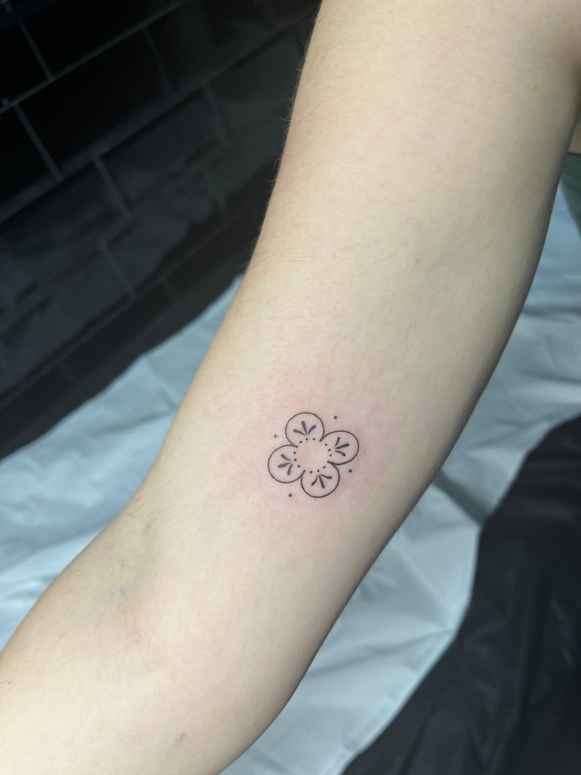 Tatuaje fine line delicado y preciso, estilo minimalista realizado en Golden Tears Tattoo Barcelona