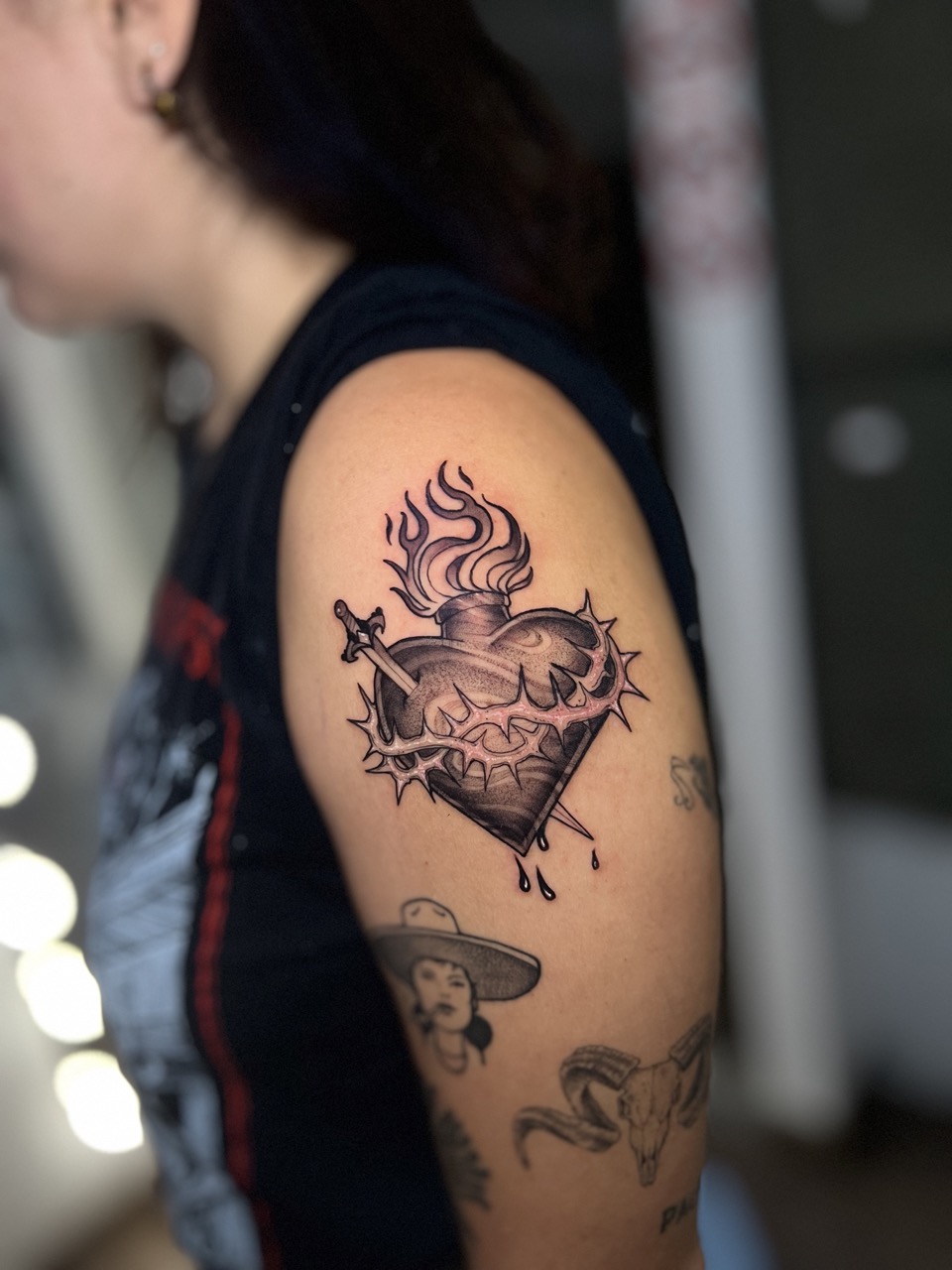 Tatuaje neotradicional con sombras y detalles en negro, Golden Tears Tattoo Barcelona