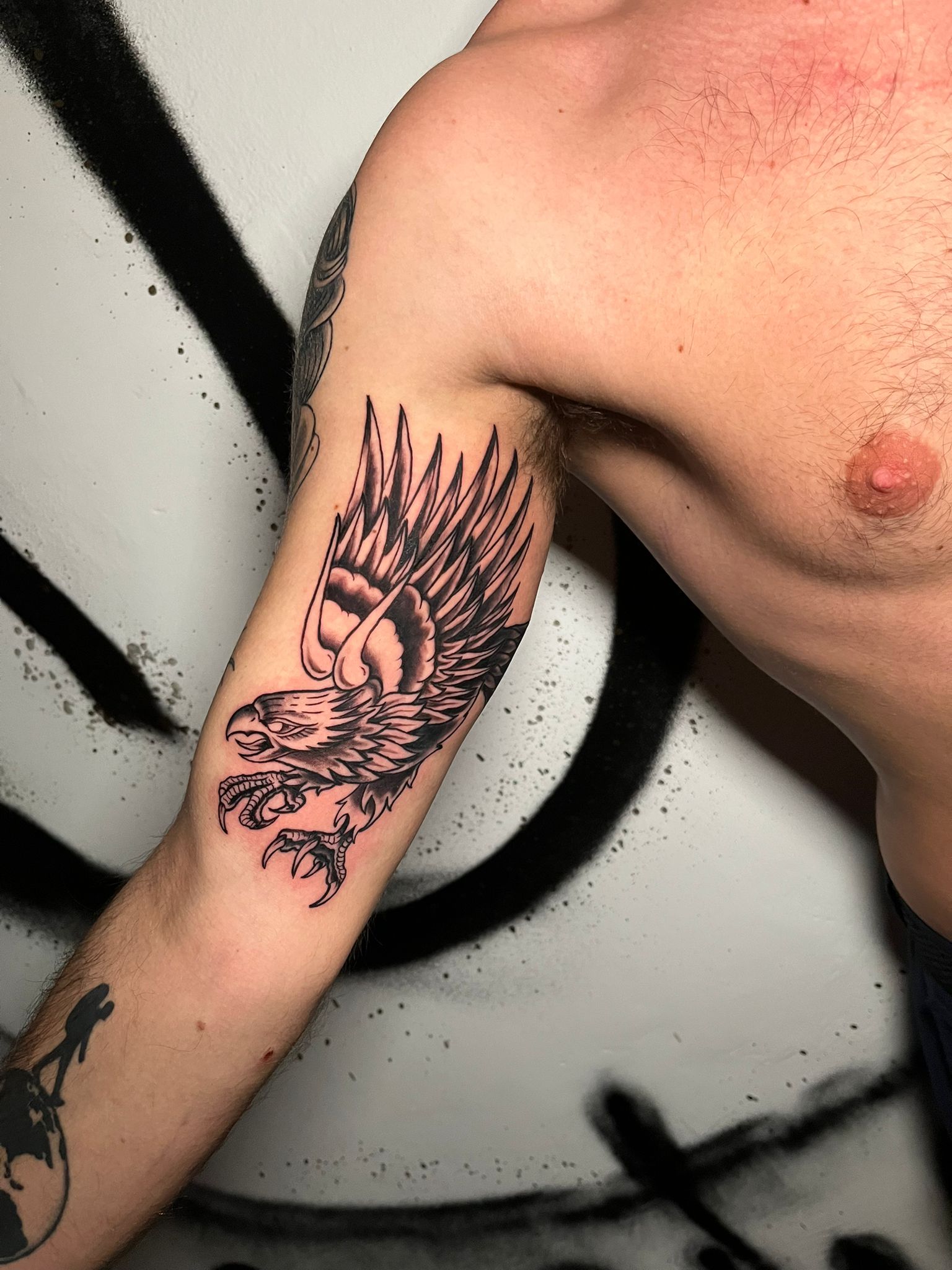 Tatuaje old school colorido con líneas definidas y estilo clásico, Golden Tears Tattoo Barcelona