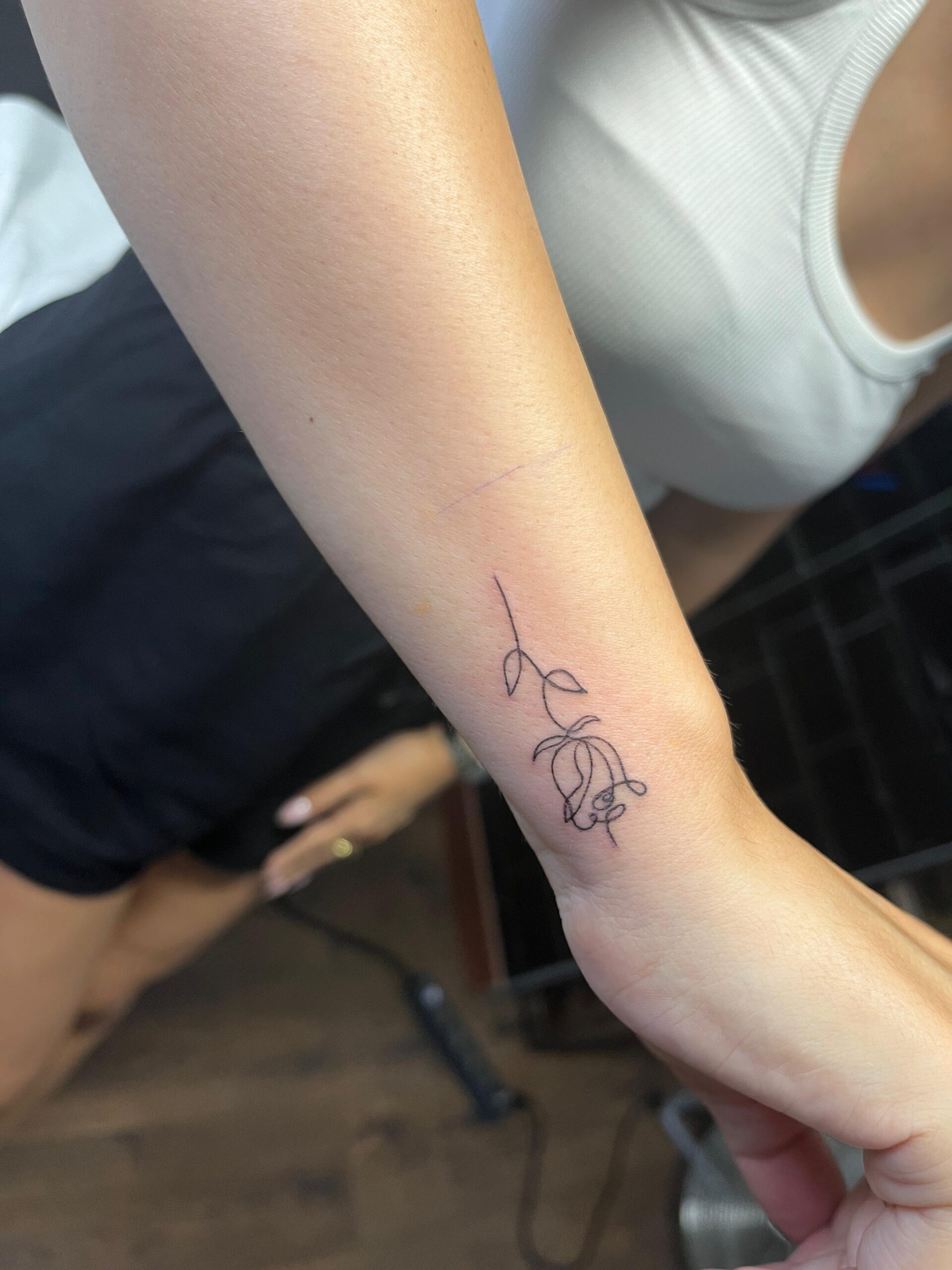 Tatuaje fine line delicado realizado en Golden Tears Tattoo Barcelona