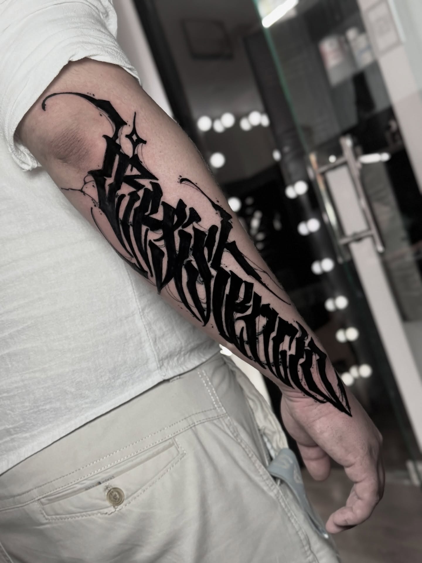 Tatuaje lettering en brazo, estilo elegante y limpio, Golden Tears Tattoo Barcelona