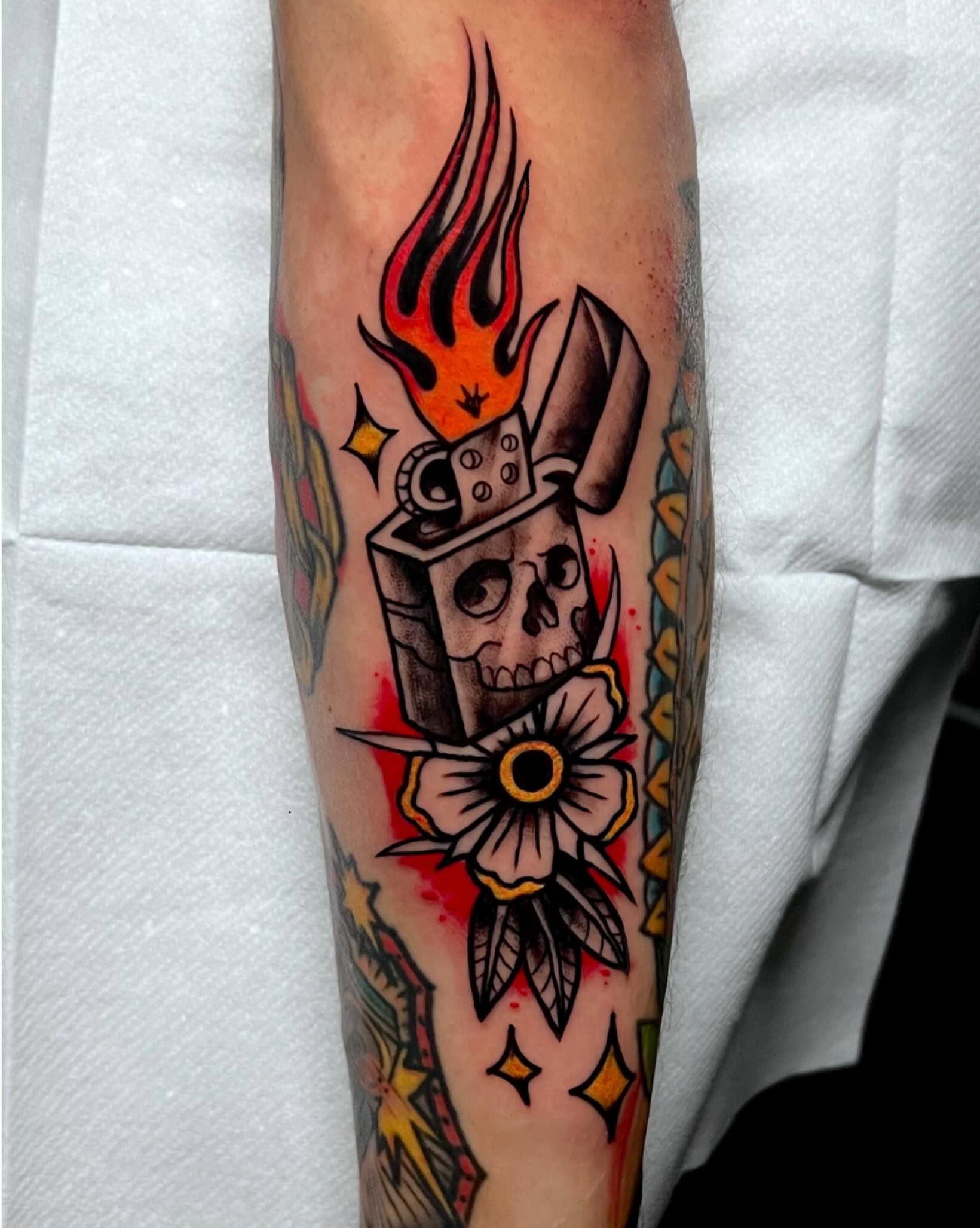 Tatuaje neotradicional con colores vivos y detalles en negro, Golden Tears Tattoo Barcelona