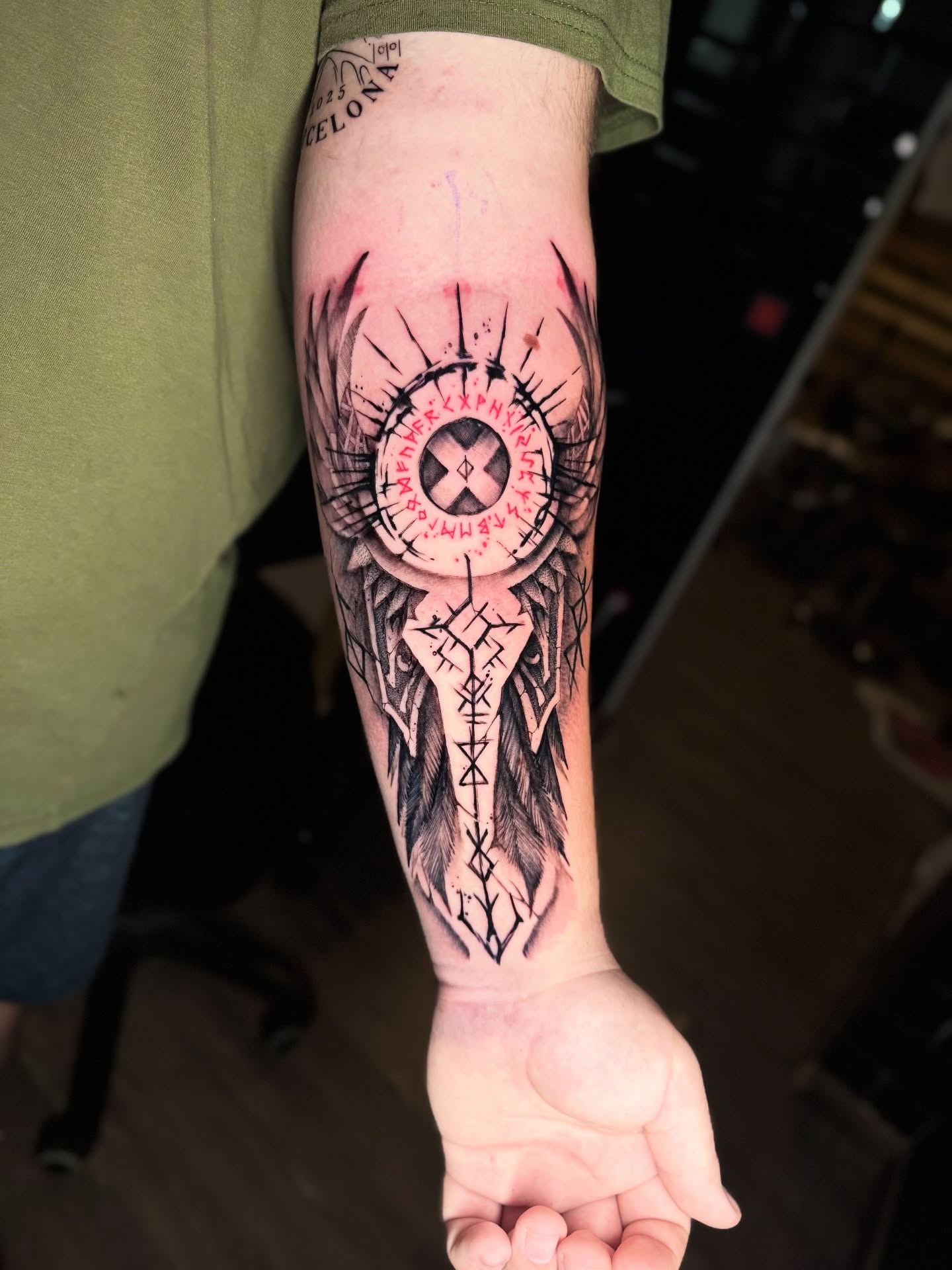 Tatuaje blackwork con sombras y contraste, realizado en Golden Tears Tattoo Barcelona