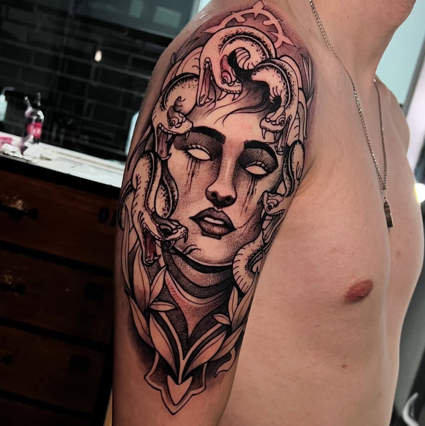 Tatuaje neotradicional en negro y gris, con sombras y contraste, Golden Tears Tattoo Barcelona