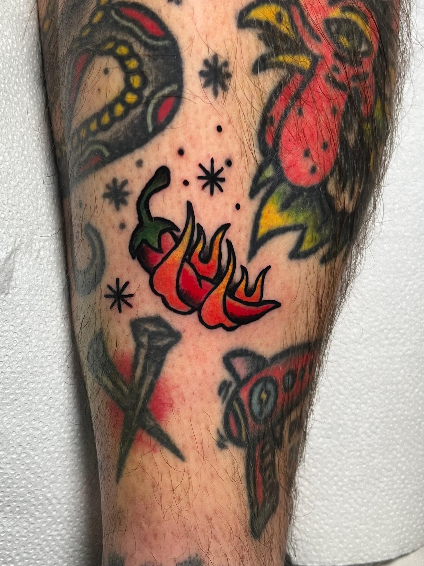 Tatuaje old school colorido con líneas definidas y estilo clásico, Golden Tears Tattoo Barcelona