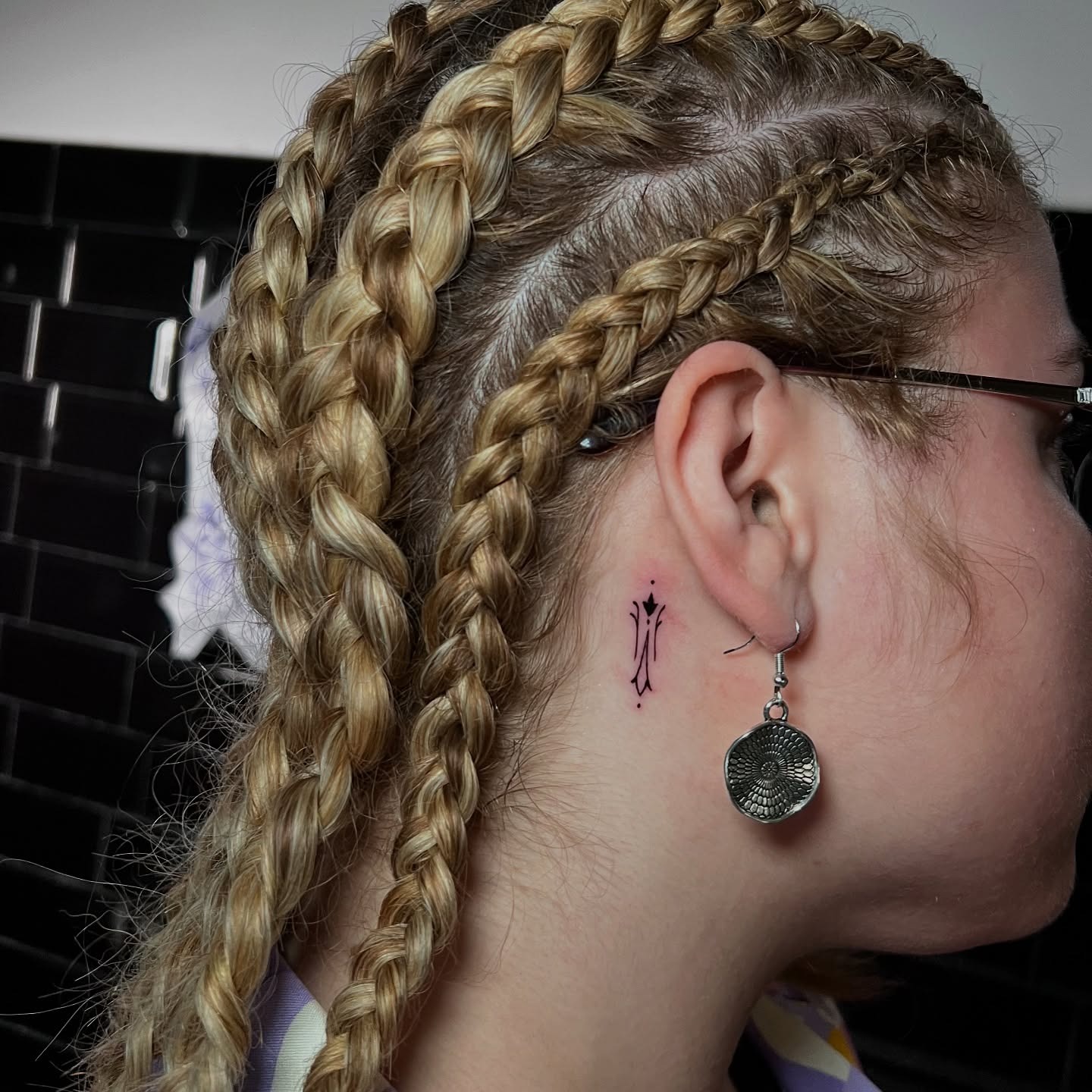 Tatuaje fine line de diseño personalizado, líneas finas y detalles precisos