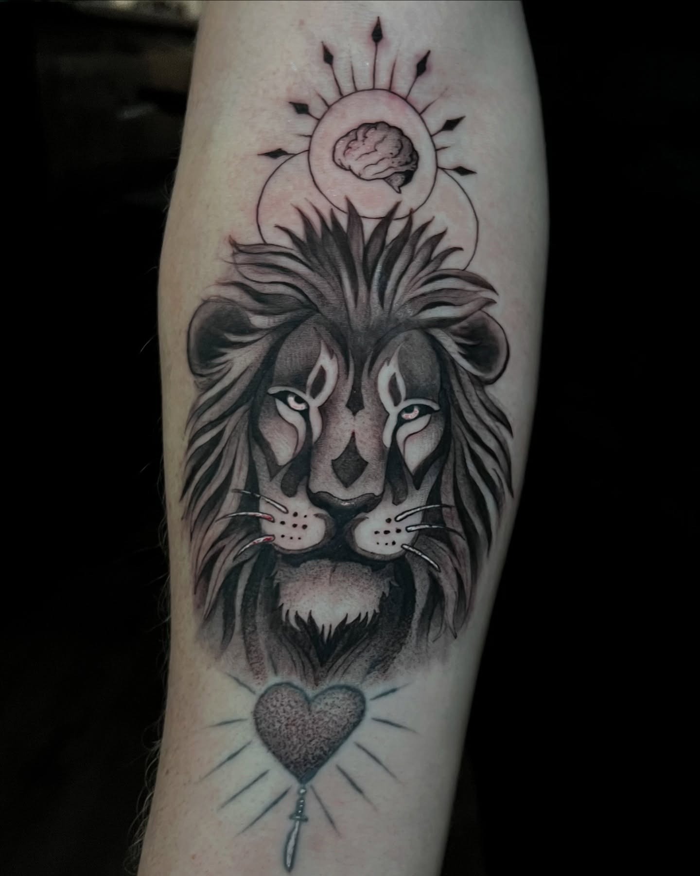 Tatuaje neotradicional en negro y gris, con sombras y contraste, Golden Tears Tattoo Barcelona